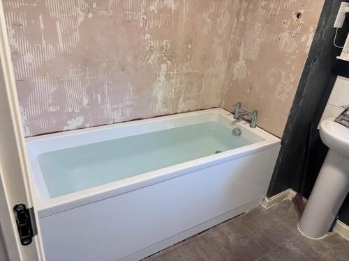 Bath installation with tiled surround