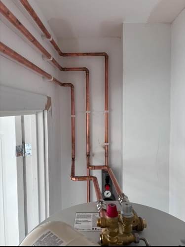 Pressure vessel and cylinder pipework assembly