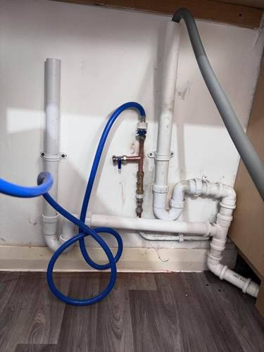 Washing machine plumbing with flexible hose connections